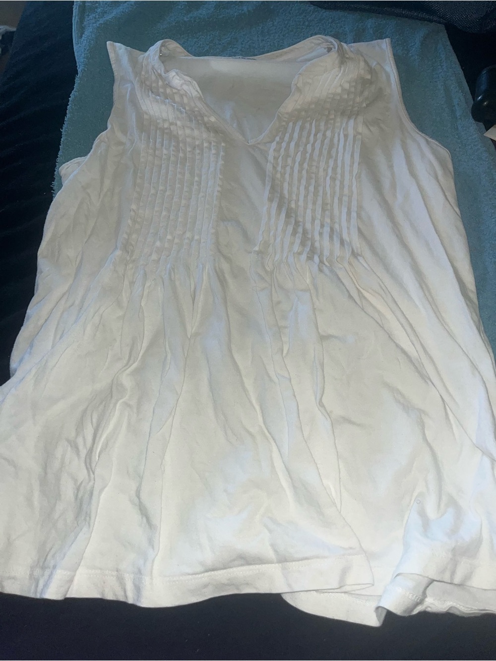 Jones New York White Sleeveless Pintuck Top